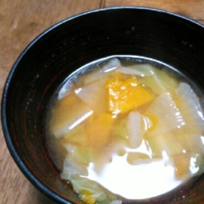 ｶﾎﾞﾁｬとｷｬﾍﾞﾂのお味噌汁って、我が家にとっては新鮮でした☆甘くておいしかったでーす(*^^*)いま、畑で採れる野菜ばかりでできました。
